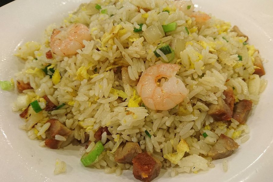 1024px-Yeung_Chow_Fried_Rice_in_Hong_Kong_Fast_Food_Shop.jpg